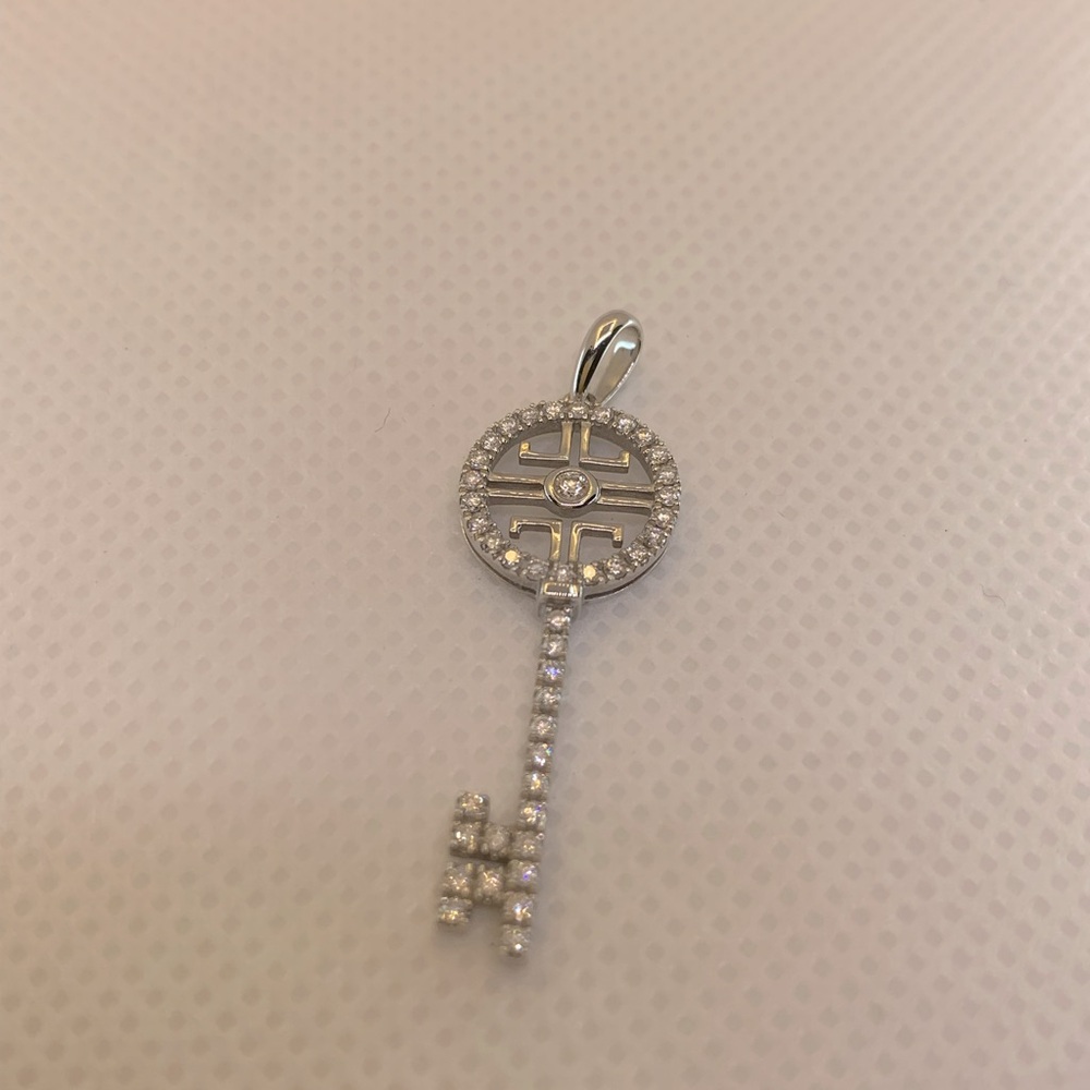 0.27 diamond and 18k gold key pendant